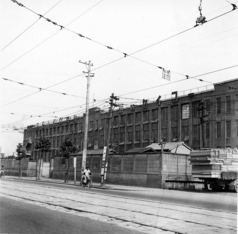 中から出てきた40年前の写真＝渋谷区立笹塚小学校でタイム