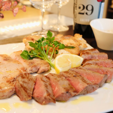 29日は"お肉の日"。3種ステーキの盛り合わせが2900円(税込)♪